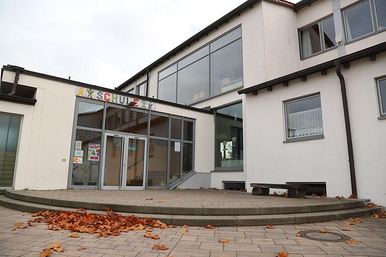 Im Schulhaus in Oberschwarzach existiert seit einigen Jahren eine Offene Ganztagsbetreuung. Schülerinnen und Schüler aus Gerolzhofen und umliegenden Orten werden per Bus dorthin gebracht. Im Schulhaus in Oberschwarzach existiert seit einigen Jahren eine Offene Ganztagsbetreuung. Schülerinnen und Schüler aus Gerolzhofen und umliegenden Orten werden per Bus dorthin gebracht.