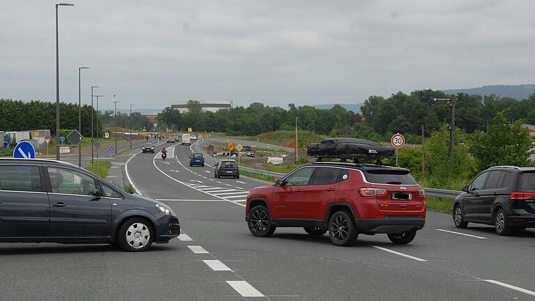 Der Verkehr auf dem letzten Teilstück der Kitzinger Nordtangente läuft seit Ende Mai. Was jetzt noch fehlt, sind die Schilder – und zwei weitere Ampeln. Der Verkehr auf dem letzten Teilstück der Kitzinger Nordtangente läuft seit Ende Mai. Was jetzt noch fehlt, sind die Schilder – und zwei weitere Ampeln.