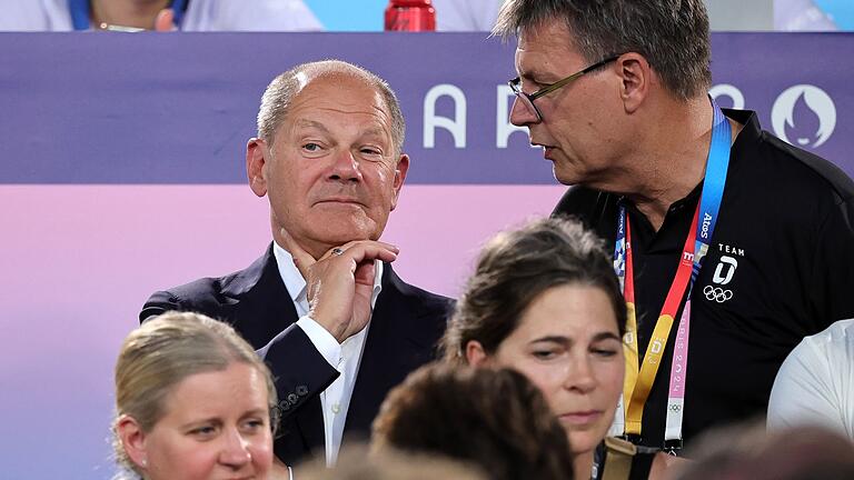 DOSB-Chef Thomas Weikert mit Bundeskanzler Olaf Scholz       -  DOSB-Chef Thomas Weikert (r) treibt mit Unterstützung der Bundesregierung von Kanzler Olaf Scholz eine weitere deutsche Olympia-Bewerbung voran.