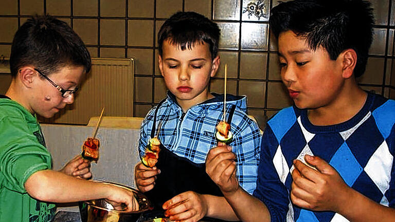 Pfiffikus verlost Plätze bei den AOK-Kinderkursen - (jos) „Selber machen“ ist das Motto der Kurse, die die Gesundheitskasse AOK in ihrem aktuellen Gesundheitsprogramm für Kinder im Alter von acht bis 14 Jahren anbietet. Hier darf geschnippelt, gerührt und gekocht werden, was das Zeug hält. Mit gesunden Rezepten und einfachen Zubereitungstechniken erhalten auch die Eltern zahlreiche Informationen, wie man Kinder und Jugendliche in den Küchenablauf einbinden kann. „Pfiffikus“ – die Zeitung für Kinder aus dem Hause Main-Post – verlost auch im Herbst exklusiv für die beiden Kurse im Raum Main-Spessart, die normalerweise AOK-Versicherten vorbehalten sind, jeweils zehn Plätze (je fünf Kinder mit einem Elternteil). Die Materialgebühr wird für die Gewinner ebenfalls übernommen. Die Kurse finden statt am Montag, 29. Oktober, von 16 bis 19 Uhr in Marktheidenfeld in der Haupt- und Verbandsschule sowie am Samstag, 12. Januar 2013, von 16.30 bis 19.30 Uhr in Gemünden in der Grund- und Hauptschule. Wer mitmachen und möchte, der schickt bitte einfach eine Mail bis spätestens Dienstag, 23. Oktober 2012 an heidi.vogel@mainpost.de, Betreff „Kochen ist cool“. Bitte Vor- und Nachnamen, sowie Alter und Adresse des Kindes und des begleitenden Elternteils angeben und bitte auch den gewünschten Termin/Ort nicht vergessen. Pfiffikus verlost Plätze bei den AOK-Kinderkursen - (jos) „Selber machen“ ist das Motto der Kurse, die die Gesundheitskasse AOK in ihrem aktuellen Gesundheitsprogramm für Kinder im Alter von acht bis 14 Jahren anbietet. Hier darf geschnippelt, gerührt und gekocht werden, was das Zeug hält. Mit gesunden Rezepten und einfachen Zubereitungstechniken erhalten auch die Eltern zahlreiche Informationen, wie man Kinder und Jugendliche in den Küchenablauf einbinden kann. „Pfiffikus“ – die Zeitung für Kinder aus dem Hause Main-Post – verlost auch im Herbst exklusiv für die beiden Kurse im Raum Main-Spessart, die normalerweise AOK-Versicherten vorbehalten sind, jeweils zehn Plätze (je fünf Kinder mit einem Elternteil). Die Materialgebühr wird für die Gewinner ebenfalls übernommen. Die Kurse finden statt am Montag, 29. Oktober, von 16 bis 19 Uhr in Marktheidenfeld in der Haupt- und Verbandsschule sowie am Samstag, 12. Januar 2013, von 16.30 bis 19.30 Uhr in Gemünden in der Grund- und Hauptschule. Wer mitmachen und möchte, der schickt bitte einfach eine Mail bis spätestens Dienstag, 23. Oktober 2012 an heidi.vogel@mainpost.de, Betreff „Kochen ist cool“. Bitte Vor- und Nachnamen, sowie Alter und Adresse des Kindes und des begleitenden Elternteils angeben und bitte auch den gewünschten Termin/Ort nicht vergessen.