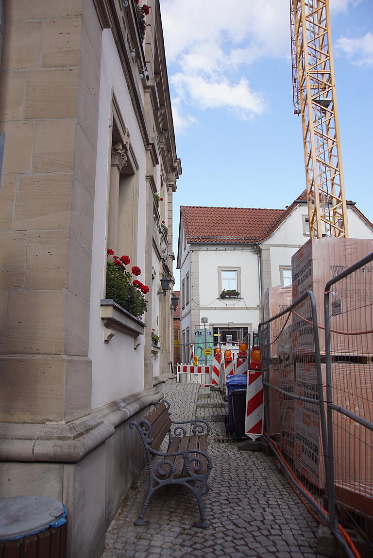 Auch wenn es wegen der Baustelle derzeit nur durch einen schmalen Pfad ins Eltmanner Rathaus geht, tagte der Stadtrat am Mittwoch erstmals wieder im Sitzungssaal. Auch wenn es wegen der Baustelle derzeit nur durch einen schmalen Pfad ins Eltmanner Rathaus geht, tagte der Stadtrat am Mittwoch erstmals wieder im Sitzungssaal.