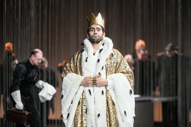 Szene aus der Mozart-Oper 'La Clemenza di Tito' in der Blauen Halle: Roberto Ortiz singt und spielt die Titelrolle. Szene aus der Mozart-Oper 'La Clemenza di Tito' in der Blauen Halle: Roberto Ortiz singt und spielt die Titelrolle. 