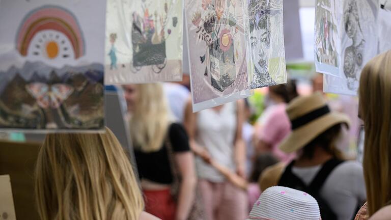 Kunst- und Designmarkt und viele kostenlose Workshops zum Thema Nachhaltigkeit: Am Sonntag ist in Würzburg wieder 'Fair liebt Kunst'-Festival auf dem Landesgartenschaugelände von 1990. Kunst- und Designmarkt und viele kostenlose Workshops zum Thema Nachhaltigkeit: Am Sonntag ist in Würzburg wieder 'Fair liebt Kunst'-Festival auf dem Landesgartenschaugelände von 1990.