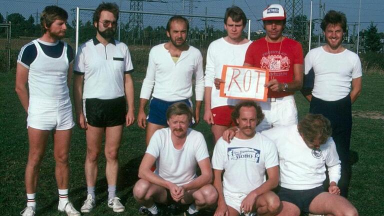 Eine Fußballmannschaft des GEO-Stammtisches im Hirschgarten vom September 1986. Hintere Reihe von links: Wolfgang Rienecker, Helmut Kraft, Manfred Stross, Stefan Bördlein, Günter Schmalzl und Hans-Peter Heinrich. Vordere Reihe von links: Peter Langer, Lothar Riedel und Hubert Lermann. Eine Fußballmannschaft des GEO-Stammtisches im Hirschgarten vom September 1986. Hintere Reihe von links: Wolfgang Rienecker, Helmut Kraft, Manfred Stross, Stefan Bördlein, Günter Schmalzl und Hans-Peter Heinrich. Vordere Reihe von links: Peter Langer, Lothar Riedel und Hubert Lermann. 