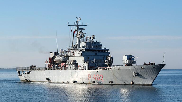 Schiff der italienischen Marine mit Flüchtlingen in Albanien       -  Ein italienisches Gericht erklärte die Inhaftierung von Mittelmeer-Flüchtlingen in Albanien für unzulässig. (Foto: Archiv)