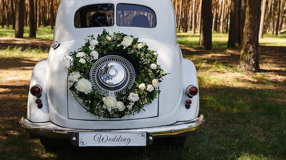 Hochzeitsauto       -  Das Hochzeitsauto im Oldschool-Look bringt einen Hauch Vintage mit sich.
