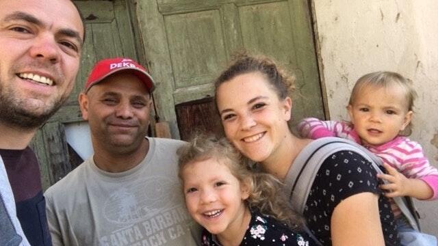 Zu Gast im rumänischen Luncani: Thomas und Johanna Röder mit den Töchtern Mathilda und Paula. Mit im Bild ist Ioan Dobos (Zweiter von links). Zu Gast im rumänischen Luncani: Thomas und Johanna Röder mit den Töchtern Mathilda und Paula. Mit im Bild ist Ioan Dobos (Zweiter von links).