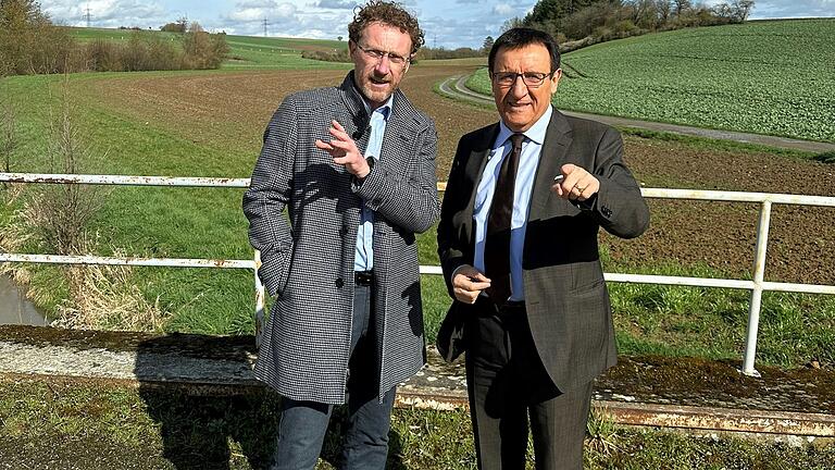 Landtagsvizepräsident Wolfgang Reinhart (rechts) informierte sich bei Bürgermeister Marcus Wessels in einem Vorort-Termin über neue Radwegverbindungen von Wittighausen über die Landesgrenze nach Bütthard.&nbsp;