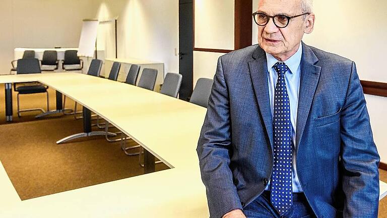 Nüchtern, aber auch ein Lieblingsort von Karl Südekum: Hier im Sitzungszimmer leitete er 18 Jahre lang im Zwei–Wochen-Rhythmus die Referentenrunde. Für Südekum ein Ort des offenen Meinungsaustauschs und feien Geists. „Da habe ich mich immer wohlgefühlt. Die Runde werde ich vermissen.“ Nüchtern, aber auch ein Lieblingsort von Karl Südekum: Hier im Sitzungszimmer leitete er 18 Jahre lang im Zwei–Wochen-Rhythmus die Referentenrunde. Für Südekum ein Ort des offenen Meinungsaustauschs und feien Geists. „Da habe ich mich immer wohlgefühlt. Die Runde werde ich vermissen.“