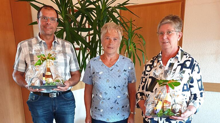 Seit 50 Jahren halten Wolfgang Lochner und Petra Neugebauer dem Verein die Treue. Vorsitzende Herta Müller gratulierte.       -  Seit 50 Jahren halten Wolfgang Lochner und Petra Neugebauer dem Verein die Treue. Vorsitzende Herta Müller gratulierte.