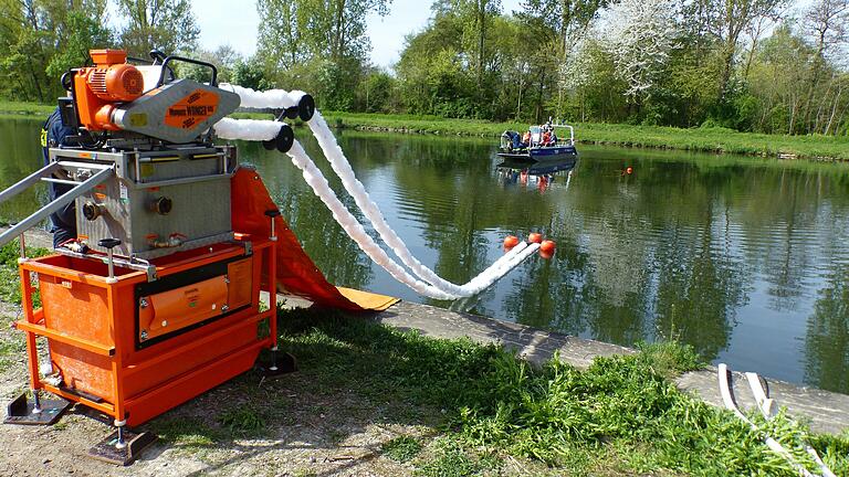 Der motorgetriebene Mobmatic-Wringer bindet mit Faserkordeln das Öl aus dem Fluss und trennt es vom Wasser. Der motorgetriebene Mobmatic-Wringer bindet mit Faserkordeln das Öl aus dem Fluss und trennt es vom Wasser.