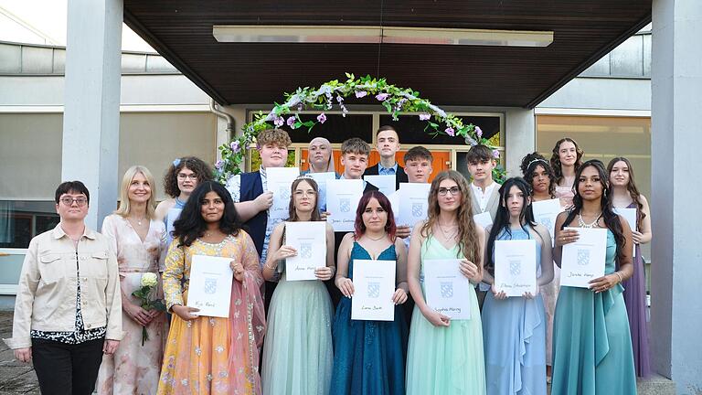 Entlassfeier Mittelschule Stadtlauringen: Sie haben den Qualifizierenden Mittelschulabschluss geschafft. Auf dem Bild links Rektorin Stephanie Seitz sowie Klassenlehrerin Monika Rom-Neubert. Entlassfeier Mittelschule Stadtlauringen: Sie haben den Qualifizierenden Mittelschulabschluss geschafft. Auf dem Bild links Rektorin Stephanie Seitz sowie Klassenlehrerin Monika Rom-Neubert.