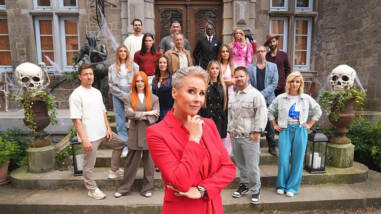 Neue Staffel der RTL-Show &bdquo;Die Verräter - Vertraue niemandem!&rdquo;       -  Schlossherrin Sonja Zietlow und die 16 Spieler des Halloween-Specials .