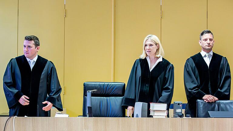 Entscheiden im Prozess gegen Kai K. am Landgericht Schweinfurt: die Vorsitzende Richterin Claudia Guba (Mitte) sowie zwei beisitzende Richter. Ebenso eine Schöffin und der Schöffe als ehrenamtliche Richter.