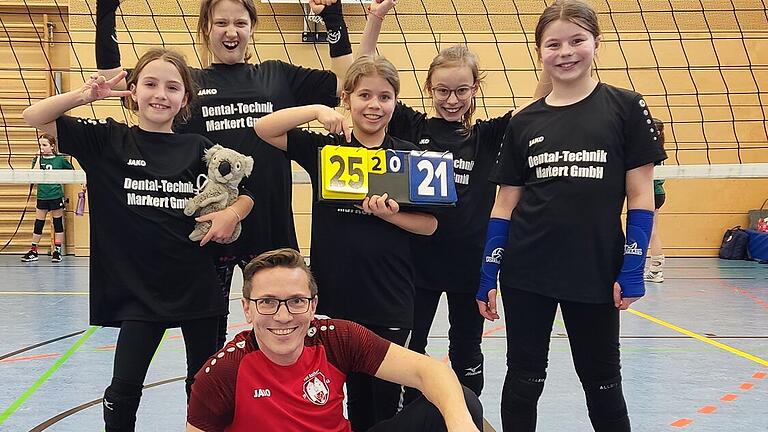 TSV Aschach       -  Unser Bild zeigt das erfolgreiche Team mit (von links) Mia Markert, Hannah Käß, Julia Friedl, Elina Schmitt, Mailin Back sowie Trainer Christian Friedl.
