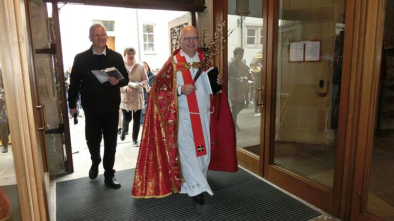 Mit Palmzweigen in Händen und von pastoralen Mitarbeitern begleitet, zog Pfarrer Stephan Frank am Palmsonntag froh gestimmt in die Stadtpfarrkirche von Bad Königshofen.