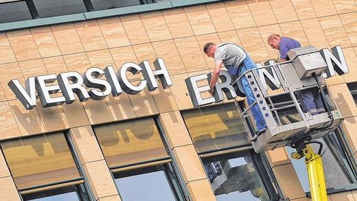 Umbau: Niedrigzinsen nagen an der privaten Altersvorsorge. Die Verzinsung von Lebensversicherungen sinkt seit geraumer Zeit. Im kommenden Jahr soll die garantierte Rendite immerhin stabil bleiben.