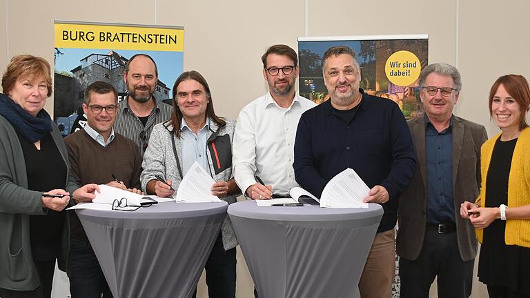 Um weitere drei Jahre wurde die Zusammenarbeit zwischen den Röttinger Frankenfestspielen und Schulen in der Region verlängert. Im Bild von links: Christian Ballas-Mahler (Gymnasiums Weikersheim), Michael Frank (Schulverbund Creglingen), Thomas Martin und Roland Schappacher-Heid (Bildungszentrum Niederstetten), Peter Pflüger (Gemeinschaftsschule Weikersheim), Intendant Lars Wernecke, zweiter Bürgermeister Josef Geßner und die Leiterin des Jungen Theaters Frederike Faust.