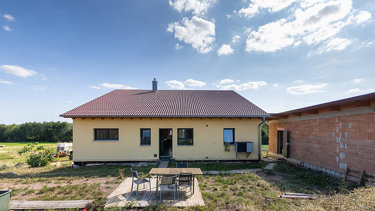 Die Bio-Landwirte Herbert Krückel und Sabine Feddersen haben außerhalb von Schleerieth ihr Haus aus Holz, Hanf und Naturkalk gebaut.