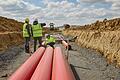 Riesenbaustelle SuedLink: Wie hier im Main-Tauber-Kreis wird sich bald auch in Mainfranken eine Schneise durch die Landschaft ziehen. In dem Graben werden in solchen Kunststoff-Leerrohren die Stromkabel verlegt.