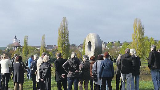 Skulpturenweg am Main eröffnet       -  (mos)   Sechs Skulpturen, die vergangenen Sommer während des fünfwöchigen zweiten internationalen Bildhauersymposiums &bdquo;Panta Rhei&ldquo; in Dettelbach entstanden sind, haben inzwischen entlang des Mains ihren endgültigen Standort gefunden. Am Wochenende  wurde dieser neue Skulpturenweg offiziell eingeweiht. Der Kulturhistorische Kreis Dettelbach hatte laut Pressetext zu einer Begehung des Weges eingeladen, dabei führte der Weg auch mit der Fähre zu einer der Skulpturen nach Mainsondheim. Bei strahlendem Herbstwetter konnten sich die rund 50 Besucher in die Gedankenwelt der sechs Künstler vertiefen, zum Abschluss gab es noch einen kleinen Umtrunk im Skulpturenpark an der Mainlände.