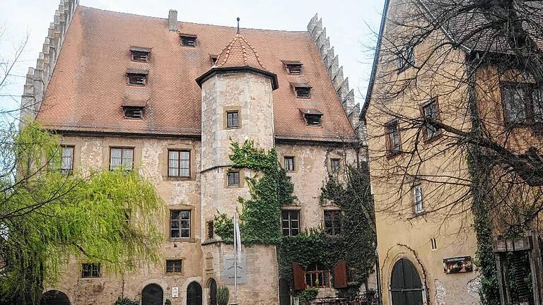 Mitte des 16. Jahrhunderts wurde das Schloss in Sommerhausen erbaut. Der &bdquo;Gelbe Bau&ldquo; rechts daneben ist Teil eines Winzerhofes, der 100 Jahre früher entstand.