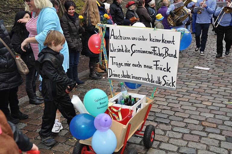 So geht Faschingsumzug in Klein: Mit Leiterwagen übers Pflaster. So geht Faschingsumzug in Klein: Mit Leiterwagen übers Pflaster.