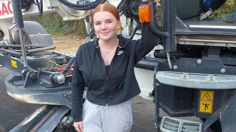 Die 16-jährige Stefanie Dees stammt direkt aus Düllstadt und arbeitet in der Erziehungsbranche. Sie begleitete ihren Freund, der bei der Strabag eine Ausbildung macht. Die 16-jährige Stefanie Dees stammt direkt aus Düllstadt und arbeitet in der Erziehungsbranche. Sie begleitete ihren Freund, der bei der Strabag eine Ausbildung macht.