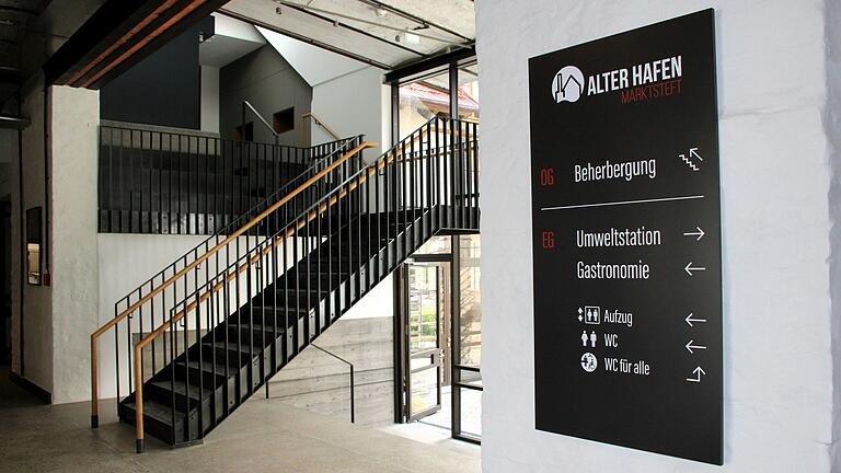 Im Gebäude ist neben der Umweltstation Kitzinger Land auch Gastronomie und Beherbergung der InCa untergebracht. Im Gebäude ist neben der Umweltstation Kitzinger Land auch Gastronomie und Beherbergung der InCa untergebracht.