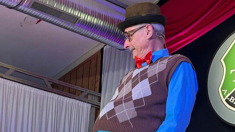 Der Wonfurter Wolfgang Voit klagte in der Bütt sein Leid mit seiner Schwiegermutter und verglich Frauen mit Orangen. Der Wonfurter Wolfgang Voit klagte in der Bütt sein Leid mit seiner Schwiegermutter und verglich Frauen mit Orangen.