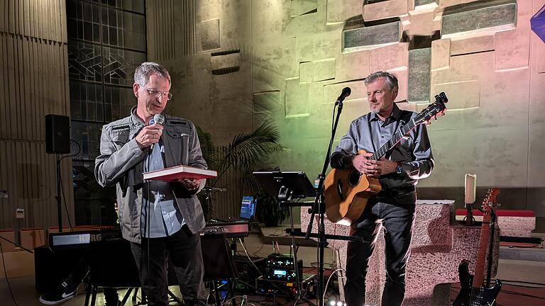 Bernd Keller (Ehe- und Familienseelsorger) dankte Albert Frey für das Passionskonzert, das anlässlich des 10-jährigen Jubiläums 'Unsere Gute Nachricht' stattfand. - Bernd Keller (Ehe- und Familienseelsorger) dankte Albert Frey für das Passionskonzert, das anlässlich des 10-jährigen Jubiläums 'Unsere Gute Nachricht' stattfand. Bernd Keller (Ehe- und Familienseelsorger) dankte Albert Frey für das Passionskonzert, das anlässlich des 10-jährigen Jubiläums 'Unsere Gute Nachricht' stattfand. - Bernd Keller (Ehe- und Familienseelsorger) dankte Albert Frey für das Passionskonzert, das anlässlich des 10-jährigen Jubiläums 'Unsere Gute Nachricht' stattfand.