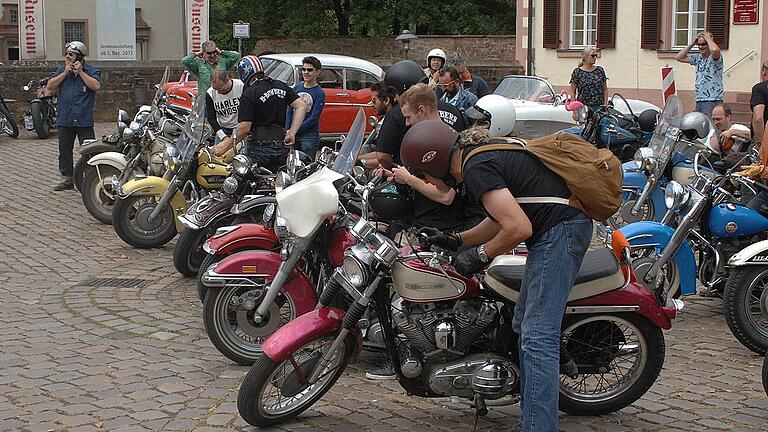 Samstag, 14 Uhr, mit einer Stunde Verspätung: Harley-Davidson-Parade auf dem Lohrer Schlossplatz.