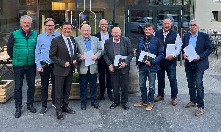 Das Bild zeigt die geehrten Mitglieder gemeinsam mit den Vorsitzenden von Kreis,- Stadt- und Ortsverband: Egbert Wöppel, Dominik Martin, Prof. Dr. Wolfgang Reinhart MdL, Josef Spörer, Eberhard Dörr, Reinhold Kilb, Martin Baumann, Norbert Groß und Bernhard Stolz (von links).