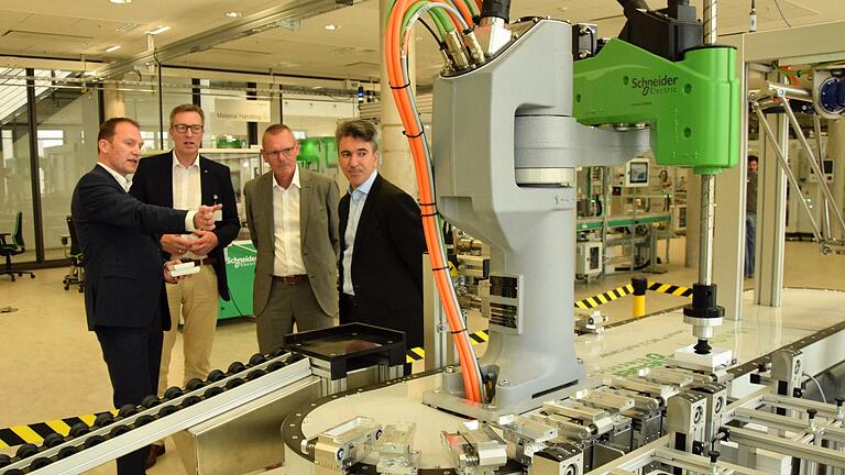 Im neuen Innovation Hub in Altfeld können die Kunden die neuesten Entwicklungen des Elektrotechnikkonzerns Schneider Electric live und in realer Anwendung erleben. Am Freitag gaben Standortleiter Jochen Weiland (links) und Vice President Ali Haj Fraj (rechts) dem stellvertretenden Landrat Christoph Vogel (2.v.l.) und Marktheidenfelds Bürgermeister Thomas Stamm einen Einblick. Im neuen Innovation Hub in Altfeld können die Kunden die neuesten Entwicklungen des Elektrotechnikkonzerns Schneider Electric live und in realer Anwendung erleben. Am Freitag gaben Standortleiter Jochen Weiland (links) und Vice President Ali Haj Fraj (rechts) dem stellvertretenden Landrat Christoph Vogel (2.v.l.) und Marktheidenfelds Bürgermeister Thomas Stamm einen Einblick.
