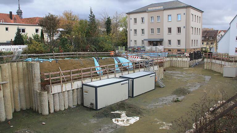 Die Grube für die geplante Tiefgarage des Hotel-Gasthofs 'Wilder Mann' ist die sicherlich am meisten diskutierte Baustelle in Gerolzhofen.
