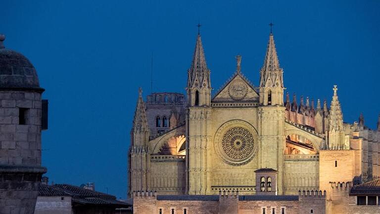 Palmas Kathedrale am späten Abend: Wer das Gotteshaus besucht, hat in diesen Tagen mehr Ruhe als sonst. Foto: Andreas Drouve/dpa-tmn - Palmas Kathedrale am späten Abend. Mit ihren 44 Metern Höhe gehört sie zu den höchsten gothischen Gebäuden in Europa. Palmas Kathedrale am späten Abend: Wer das Gotteshaus besucht, hat in diesen Tagen mehr Ruhe als sonst. Foto: Andreas Drouve/dpa-tmn - Palmas Kathedrale am späten Abend. Mit ihren 44 Metern Höhe gehört sie zu den höchsten gothischen Gebäuden in Europa.