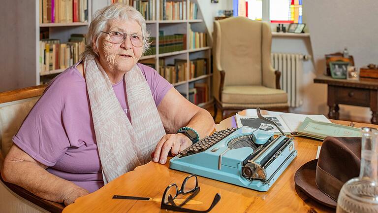 Gunda Fleischhauer sitzt am Schreibtisch von Erich Kästner. Die Gründerin des Kinderdorfs in Oberschwarzach hat ihre Einrichtung nach dem berühmten Schriftsteller benannt. Seit 50 Jahren bietet&nbsp; das Erich-Kästner-Kinderdorf Kindern Schutz.