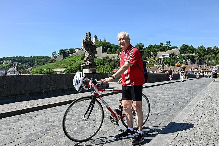 Seit mehr als 70 Jahren im Fahrradsattel: Konrad Karl mit seinem Rennrad 'Steppenwolf' auf der Alten Mainbrücke in Würzburg. Seit mehr als 70 Jahren im Fahrradsattel: Konrad Karl mit seinem Rennrad 'Steppenwolf' auf der Alten Mainbrücke in Würzburg. 