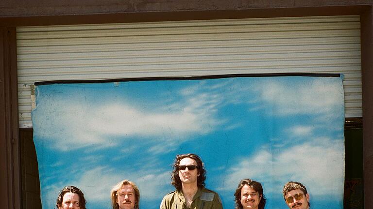 King Gizzard & The Lizard Wizard - Flight b741       -  Mit &bdquo;Flight b741&rdquo; wagt sich die Band diesmal auf das Terrain zwischen Blues, Country und Psychedelic Rock.
