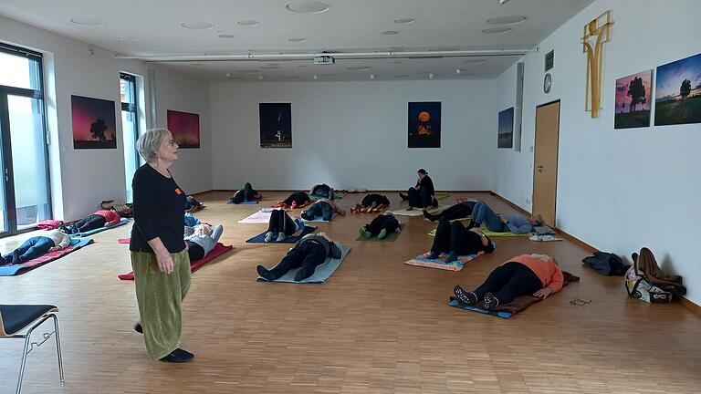 Auf dem Foto: Teilnehmerinnen und Teilnehmer beim Feldenkrais Seminar. Auf dem Foto: Teilnehmerinnen und Teilnehmer beim Feldenkrais Seminar.