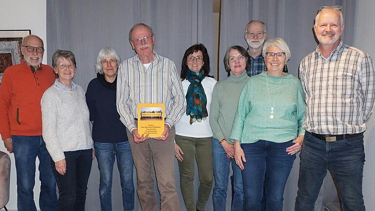 Franz Gerhard (Mitte) im Kreis der neu gewählten Vorstandschaft des Esperanza-Vereins mit Dieter Konradt, Ursel Werner, Monika Gutknecht, Margit Welzenbach, Elke Herkert-Mai, Joachim Braun, Doris Betz und Wolfgang Fella. Franz Gerhard (Mitte) im Kreis der neu gewählten Vorstandschaft des Esperanza-Vereins mit Dieter Konradt, Ursel Werner, Monika Gutknecht, Margit Welzenbach, Elke Herkert-Mai, Joachim Braun, Doris Betz und Wolfgang Fella.
