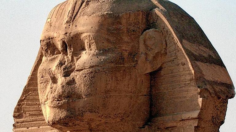 Sphinx von Gizeh       -  Sphinx ohne Nase: Vielleicht war's doch nicht Obelix . . .
