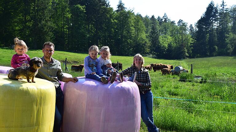 Bunte Siloballen sind nicht nur ein Blickfang, sondern zeugen von Unterstützung der Krebsforschung. Darüber freuen sich neben Torsten Baumgärner, Sara, Isabell, Mara, Lia sowie Katrin Gagel nebst dem kleinen Hund Sunny.