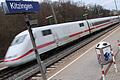 Durchfahrender ICE am Bahnhof Kitzingen.