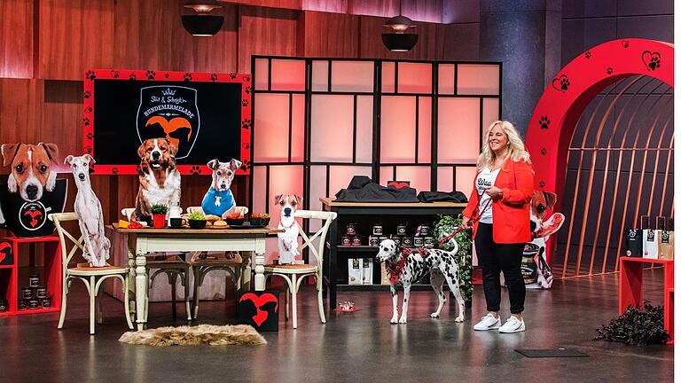 Stevi Page mit ihrem Hund 'Schnücks' bei der Sendung 'Die Höhle der Löwen'.