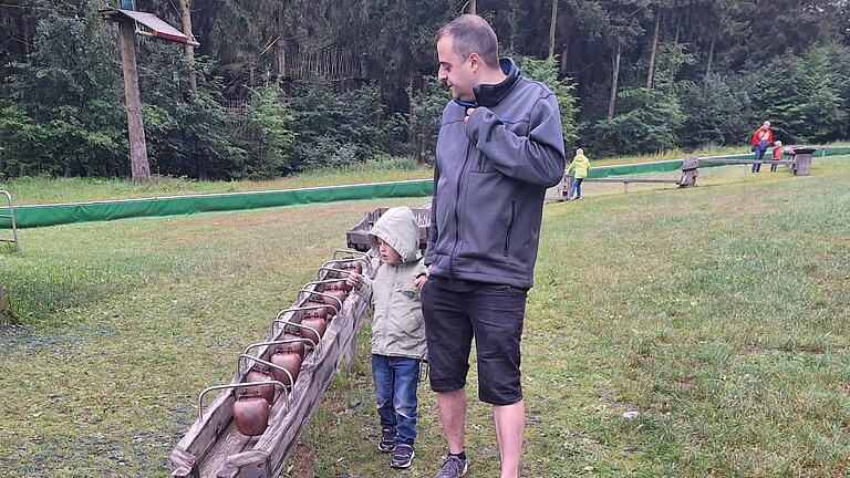 Neben den Sommerrodelbahnen gibt es an der Wasserkuppe auch eine große Holzkugelbahn. Kugeln dafür können vor Ort erworben werden. Neben den Sommerrodelbahnen gibt es an der Wasserkuppe auch eine große Holzkugelbahn. Kugeln dafür können vor Ort erworben werden.