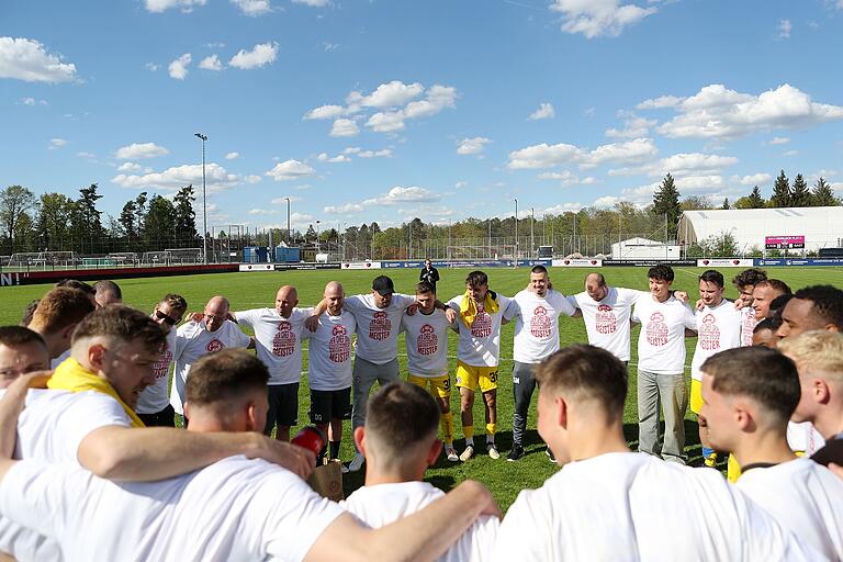 'Scheiß auf dieses Scheißspiel und feiert!' Trainer Marco Wildersinn gibt im Mannschaftskreis den Party-Befehl. 'Scheiß auf dieses Scheißspiel und feiert!' Trainer Marco Wildersinn gibt im Mannschaftskreis den Party-Befehl.