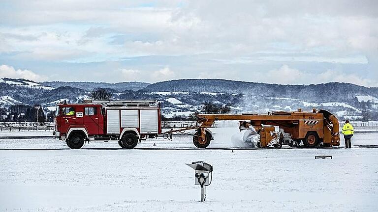 Um die Start- und Landebahn des Haßfurter Flugplatzes vom Schnee zu befreien, muss schon größeres Geschütz aufgefahren werden.