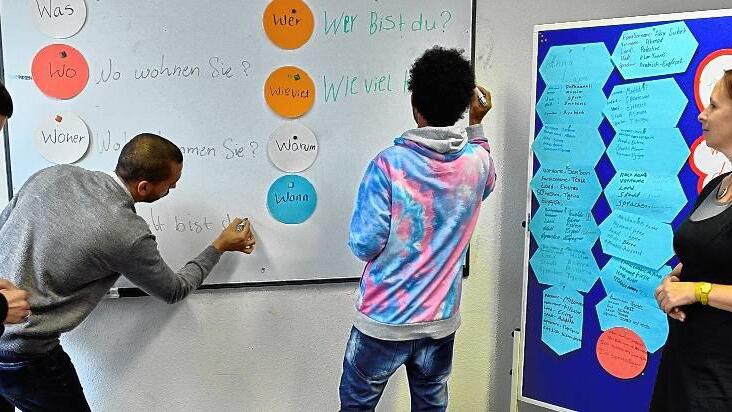 Ab dem nächsten Schuljahr will das Bayernkolleg Schweinfurt eine oder mehrere spezielle Klassen für Migranten anbieten, um diesen einen Weg zum Abitur zu ermöglichen. Ab dem nächsten Schuljahr will das Bayernkolleg Schweinfurt eine oder mehrere spezielle Klassen für Migranten anbieten, um diesen einen Weg zum Abitur zu ermöglichen.