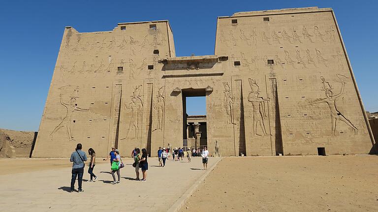 Auf Tempel-Tour in Ägypten: Der Horus-Tempel von Edfu gehört zum Standardprogramm. Auf Tempel-Tour in Ägypten: Der Horus-Tempel von Edfu gehört zum Standardprogramm.